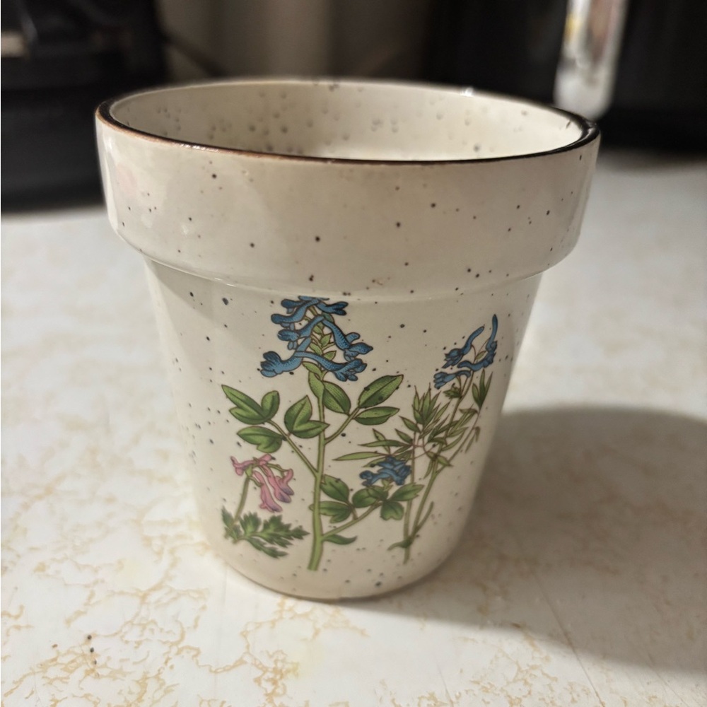 Vtg Planter with floral design and speckled on the pot and brown on the top rim.